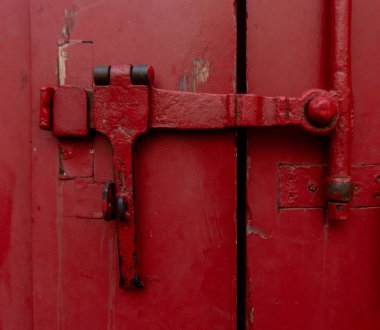 Kırmızı kapı mandalı.