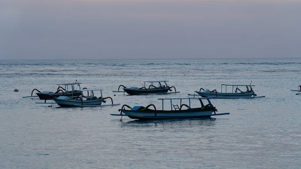 Nusa Penida, Indonesia- June 7,2019 : Wooden boats during sunset at Crystal Bay Beach in Nusa Penida, Indonesia — Stock Photo, Image