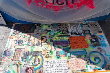 Madrid, İspanya - 11 Kasım 2017 : Siyasi protesto afişleri 