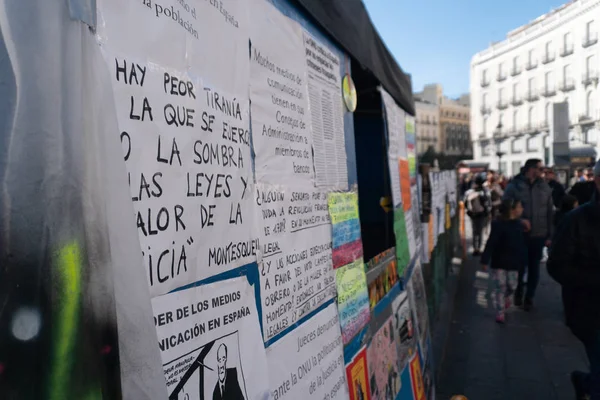Madrid, España - 11 de noviembre de 2017: Carteles de protesta política en —  Fotos de Stock