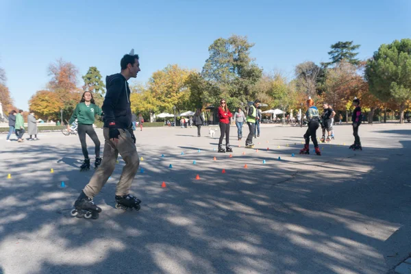 Madrid, İspanya - 12 Kasım 2017 : İspanya'nın Retiro Park Madrid kentinde paten kursu.