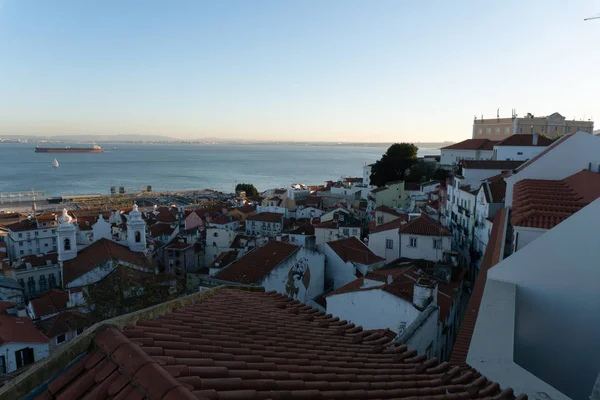 Lisbon, portugal - 13.11.2017: stadtblick von einem hügel im alfama viertel in lisbon, portugal. — Stockfoto