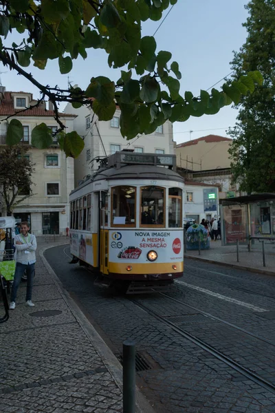 Lisboa, Portugal - 13 de noviembre de 2017: Vista de la ciudad desde una colina en el barrio de Alfama en Lisboa, Portugal . — Foto de Stock