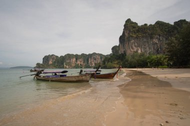 Railay Beach, Tayland - 7 Mayıs 2016 : Railay Be'de ahşap tekneler