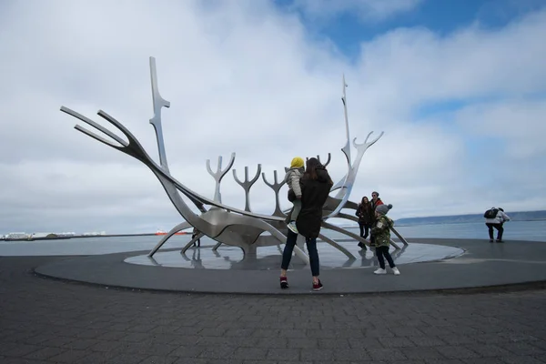 Reykjavik, İzlanda - 31 Mayıs 2018 : Kimliği belirsiz kişiler gözlemliyor
