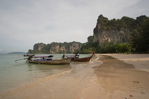 Railay Beach, Tayland - 7 Mayıs 2016 : Railay Be'de ahşap tekneler