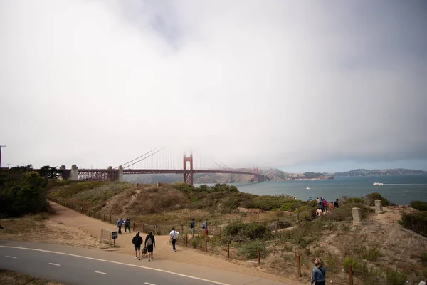 San Francisco, Kaliforniya - 9 Ağustos 2016 : Golden Gate Köprüsü'nü görmek için Chrissy Field rekreasyon alanı nın etrafında kimliği belirsiz turist yürüyüşü.