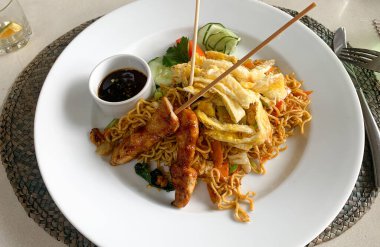 Tavuk Ayam Satay ve Mie Goreng kızarmış şehriye..