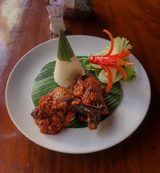 Indonesia Bali panggang bebek pedas dengan nasi kerucut di pisang — Stok Foto