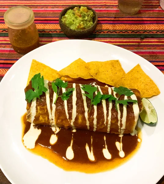 Wypchany stek Carnitas Wet Burrito — Zdjęcie stockowe