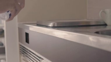 Korona virüsünü öldürmek için yüzde 70 alkol bazlı dezenfektanla yüzeyi temizliyor. Covid-19 ölümcül virüsün yayılmasını önlemek için insanların temizlik alışkanlıklarını değiştiren bir salgın..