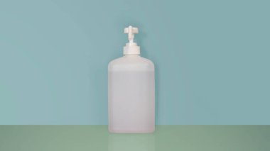 Alkol el dezenfektanı şişesi açık mavi ve nane yeşili arka plan yansımalı. Covid-19 koronavirüs salgını sırasında elleri temizlemek ve sterilize etmek için iyi bir hijyen. Kopya için yer.