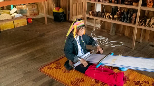 Inle Gölü, Myanmar - 12 Mart 2020: Kayah Lahwi kadınları ipekten saroniler örüyor. Boynuna pirinçten yüzükler takmasıyla bilinir..