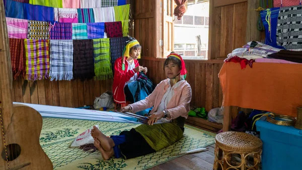 Inle Gölü, Myanmar - 12 Mart 2020: Kayah Lahwi kadınları ipekten saroniler örüyor. Boynuna pirinçten yüzükler takmasıyla bilinir..