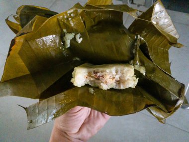 Banh Gio 'nun muz yaprağına sarılı domuz pirinci ve Vietnam' da popüler bir aperatif buğulama..