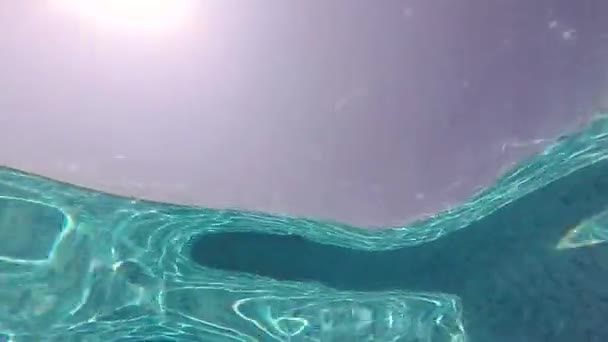 Μια Αφηρημένη Αργή Κίνηση Shot Της Πισίνας Και Του Ήλιου — Αρχείο Βίντεο