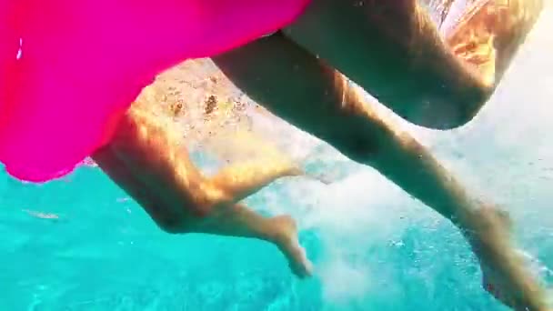 Zeitlupenaufnahmen Von Zwei Schwimmenden Mädchen Die Sich Einer Rosa Gummimatratze — Stockvideo