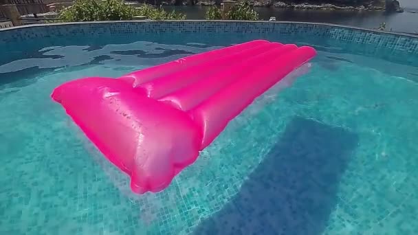 Rosa Gummimatratze Pool Eine Rosa Gummimatratze Schwimmt Der Mitte Eines — Stockvideo