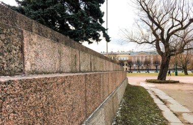  Akşam yürüyüş yoluyla güzel şehir St. Petersburg