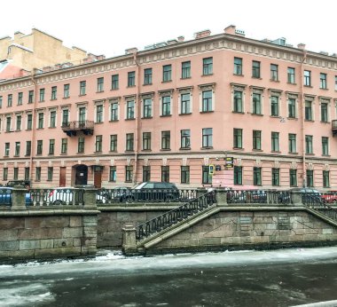 St. Petersburg düşünceli sokaklarında