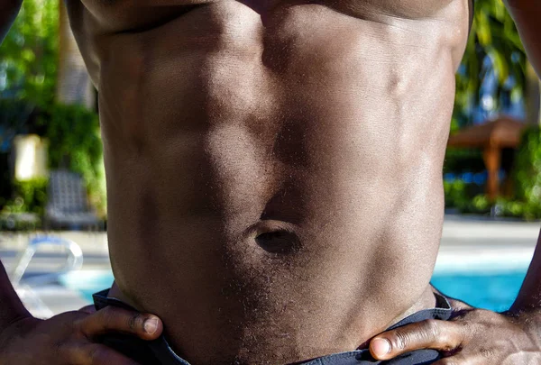 Trup Mladého Svalnatého Pohledného Muže Bez Košile Afroameričana Ukazujícího Bazénu — Stock fotografie