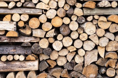 Kuru odun yığını kullanıma hazır.