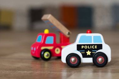 Acil servis araçları, polis ve itfaiye aracı, zeminde tahta oyuncak araba.. 