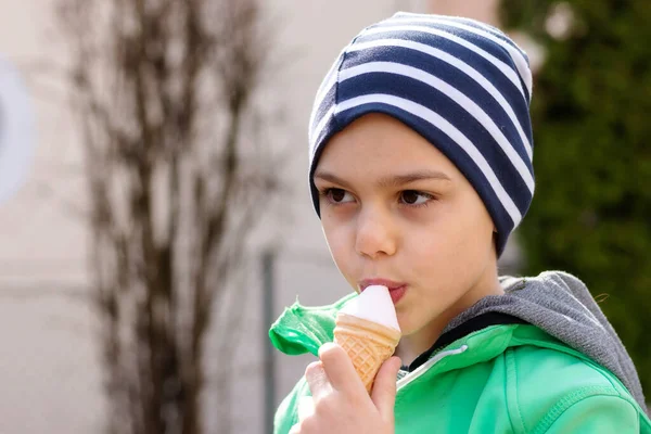 Niño Comiendo Helado Aire Libre Día Frío Usando Sombrero — Foto de Stock