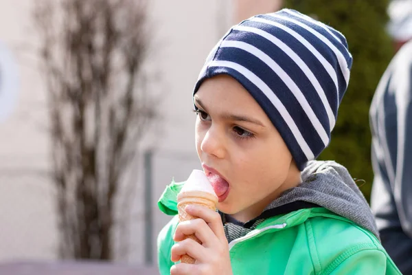 Niño Comiendo Helado Aire Libre Día Frío Usando Sombrero — Foto de Stock