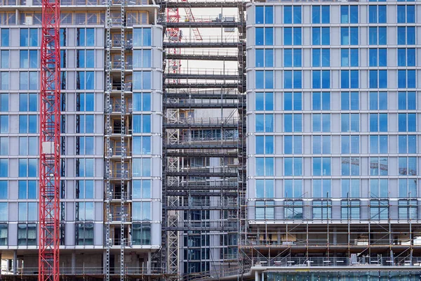 Baustelle Eines Modernen Bürogebäudes Einer Stadt Blaue Glasfenster Und Roter — Stockfoto