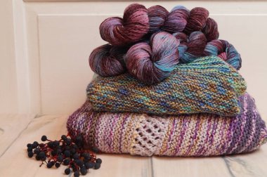 handdyed yün - koyu kırmızı, mavi