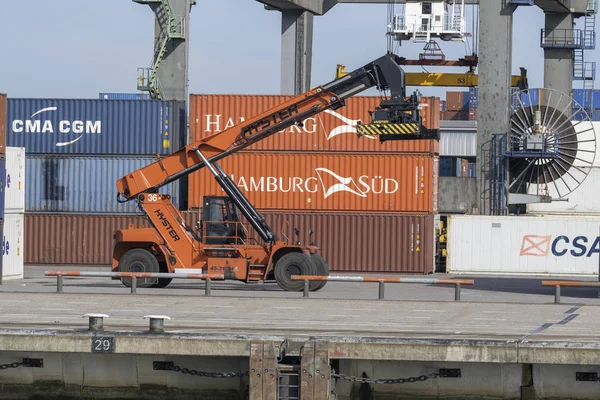 Rotterdamse haven, 2018-04 Heavy container mover, — Stockfoto