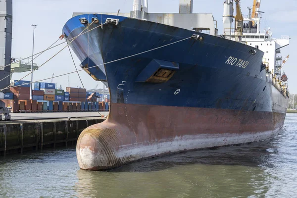 Haven Rotterdam, 2018-04 grote vrachtschepen wachten op het lossen. — Stockfoto