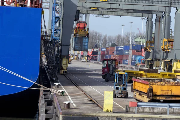 Rotterdamse haven, 2018-04 grote vrachtcontainer manipulatie . — Stockfoto