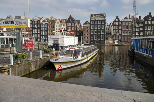 Amsterdam, Red Light District, od yaslanmış eski binalar