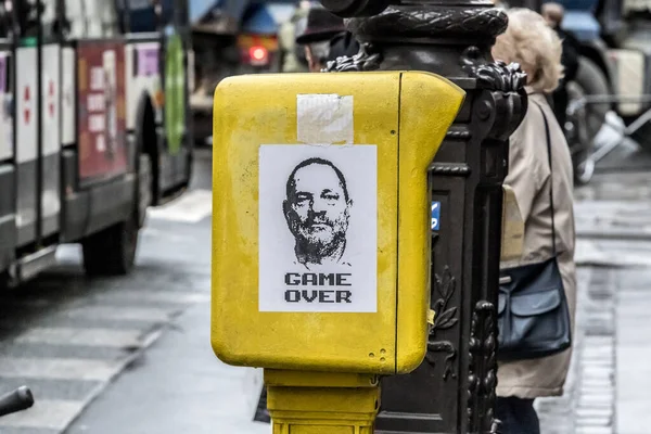 Photocopy of Harvey Weinstein stuck to a Parisian postbox. — Stock Photo, Image