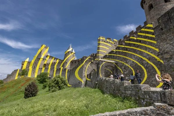 Carcassonne 'un perspektif anamorfozu. Felice Varini, 