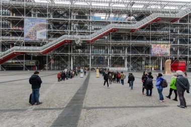 Fransa Paris 12 - 2019: Pompidou Merkezi, Beaubourg bölgesinde karmaşık bir bina, mimari tarihin 'ters yüz edilmiş' binasının ilk büyük örneği