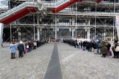 Fransa Paris 12 - 2019: Pompidou Merkezi, Beaubourg bölgesinde karmaşık bir bina, mimari tarihin 'ters yüz edilmiş' binasının ilk büyük örneği