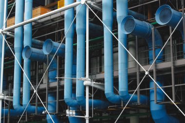 Fransa Paris 12 - 2019: Pompidou Merkezi, Beaubourg bölgesinde karmaşık bir bina, mimari tarihin 'ters yüz edilmiş' binasının ilk büyük örneği