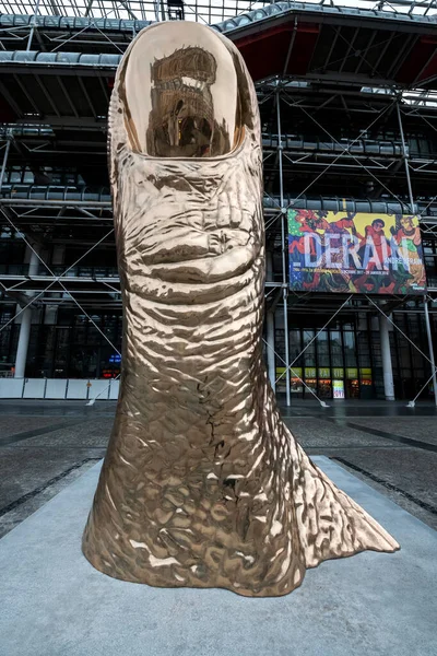 Fransa Paris 12 - 2019: Pompidou Merkezi, Beaubourg bölgesinde karmaşık bir bina, mimari tarihin 'ters yüz edilmiş' binasının ilk büyük örneği