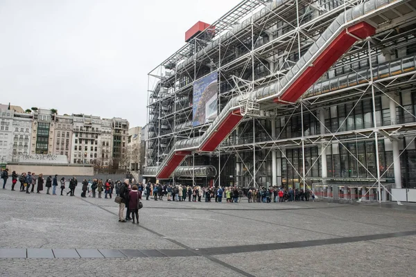 Fransa Paris 12 - 2019: Pompidou Merkezi, Beaubourg bölgesinde karmaşık bir bina, mimari tarihin 'ters yüz edilmiş' binasının ilk büyük örneği