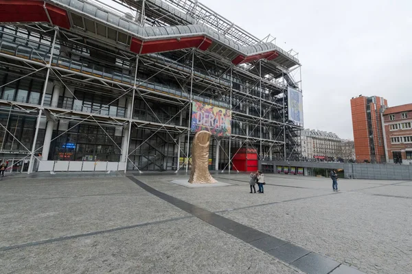 Fransa Paris 12 - 2019: Pompidou Merkezi, Beaubourg bölgesinde karmaşık bir bina, mimari tarihin 'ters yüz edilmiş' binasının ilk büyük örneği