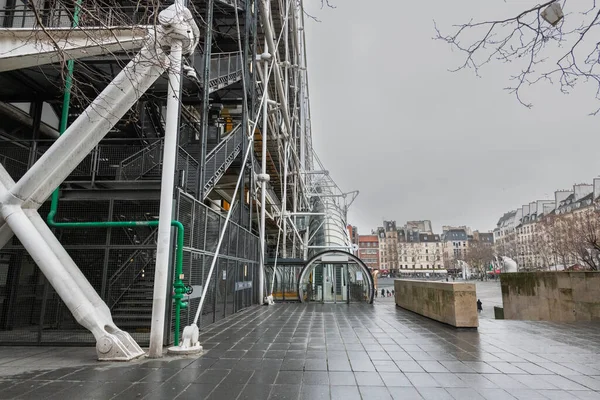 Fransa Paris 12 - 2019: Pompidou Merkezi, Beaubourg bölgesinde karmaşık bir bina, mimari tarihin 'ters yüz edilmiş' binasının ilk büyük örneği