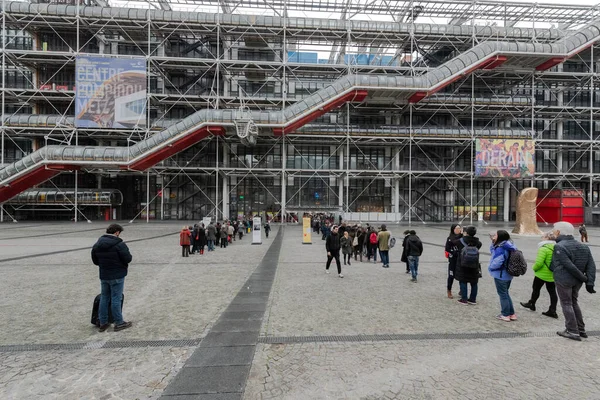 Fransa Paris 12 - 2019: Pompidou Merkezi, Beaubourg bölgesinde karmaşık bir bina, mimari tarihin 'ters yüz edilmiş' binasının ilk büyük örneği