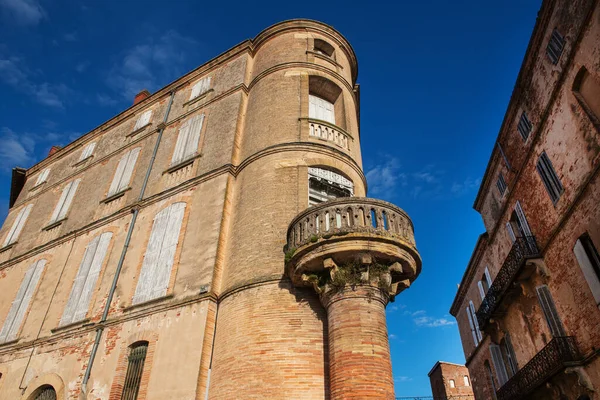 France Gaillac Tarn 04-2018: Gaillac, Toulouse, Albi ve Montauban arasında yer alan bir şehirdir. Kasabanın adını taşıyan şaraplar sayesinde çok tanınmış durumda. Tarn nehri akıyor.