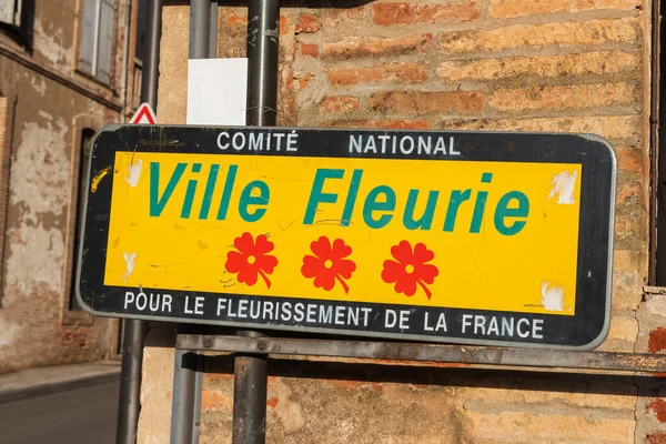 France Gaillac Tarn 04-2018: Gaillac, Toulouse, Albi ve Montauban arasında yer alan bir şehirdir. Kasabanın adını taşıyan şaraplar sayesinde çok tanınmış durumda. Tarn nehri akıyor.