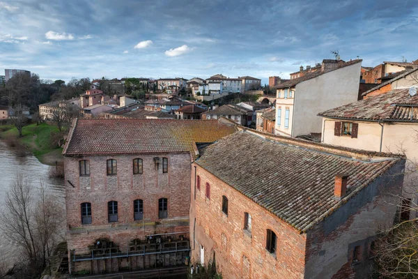 France Gaillac Tarn 04-2018: Gaillac, Toulouse, Albi ve Montauban arasında yer alan bir şehirdir. Kasabanın adını taşıyan şaraplar sayesinde çok tanınmış durumda. Tarn nehri akıyor.