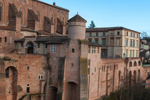 France Gaillac Tarn 04-2018: Gaillac, Toulouse, Albi ve Montauban arasında yer alan bir şehirdir. Kasabanın adını taşıyan şaraplar sayesinde çok tanınmış durumda. Tarn nehri akıyor.