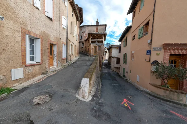 France Gaillac Tarn 04-2018: Gaillac, Toulouse, Albi ve Montauban arasında yer alan bir şehirdir. Kasabanın adını taşıyan şaraplar sayesinde çok tanınmış durumda. Tarn nehri akıyor.